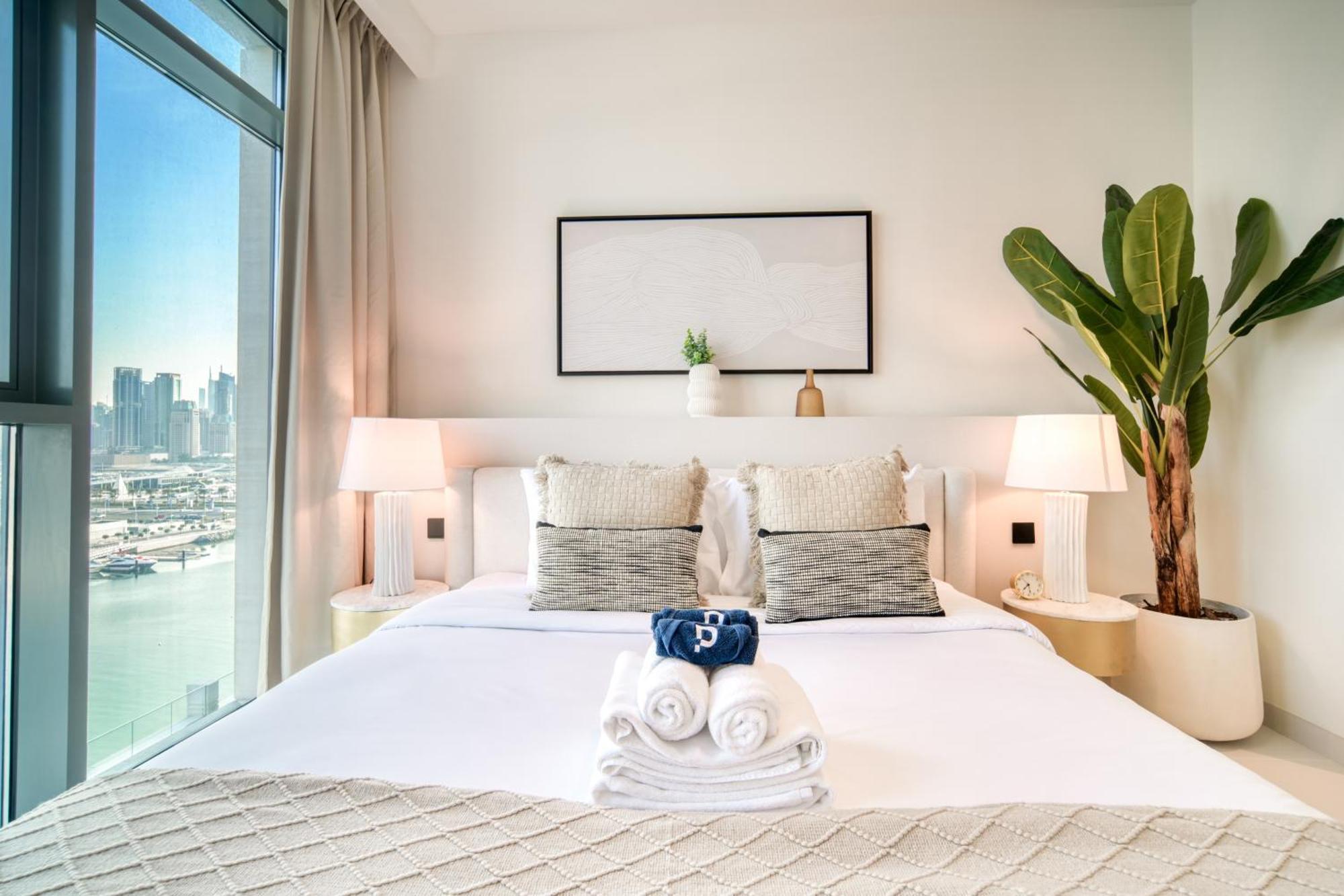 Seaside Splendor: Luxe Retreat At Emaar Beachfront Dubai