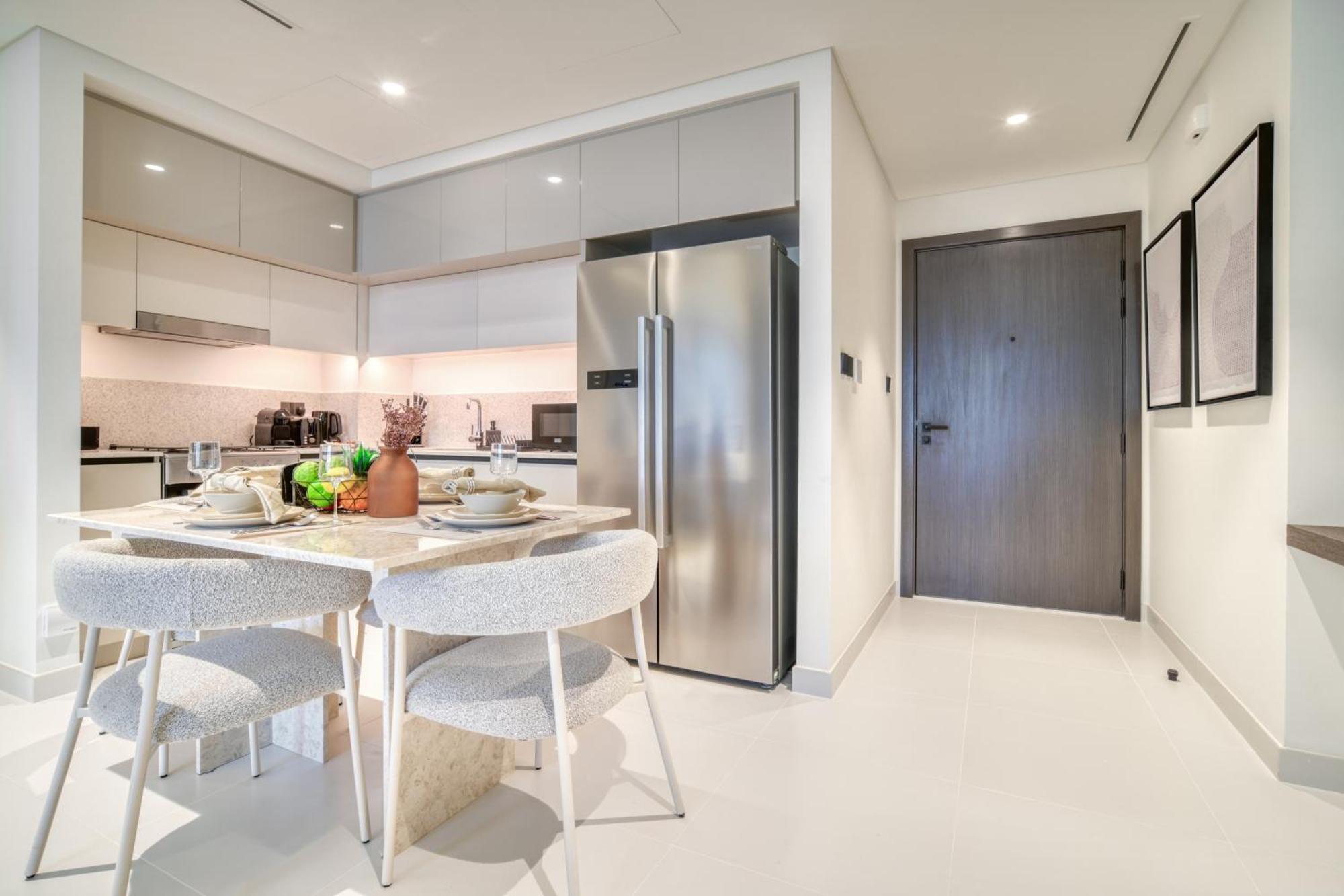 Seaside Splendor: Luxe Retreat At Emaar Beachfront Apartment