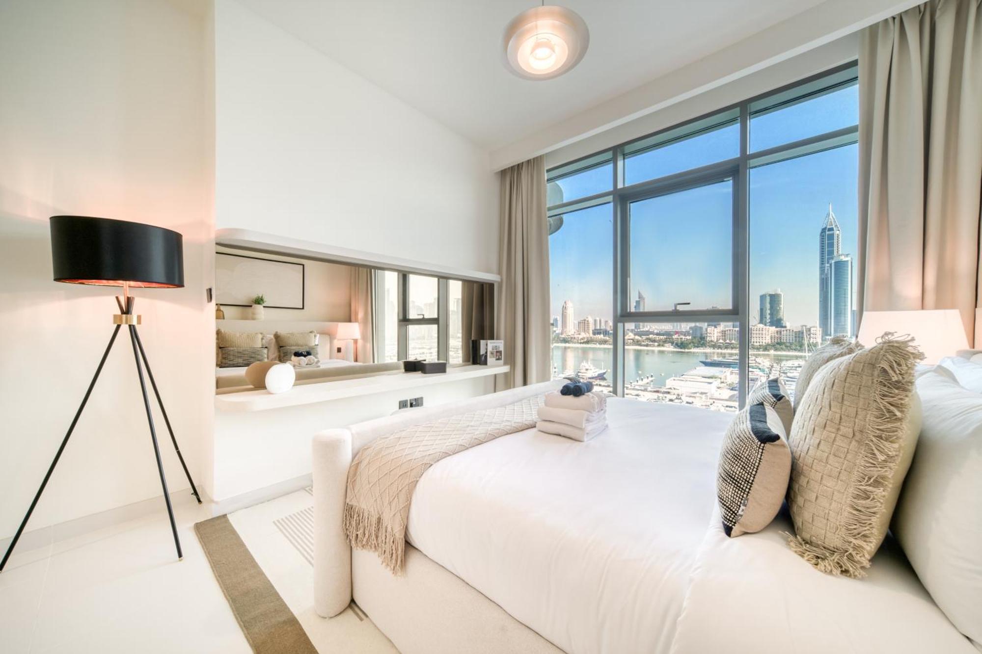 Seaside Splendor: Luxe Retreat At Emaar Beachfront * Dubai