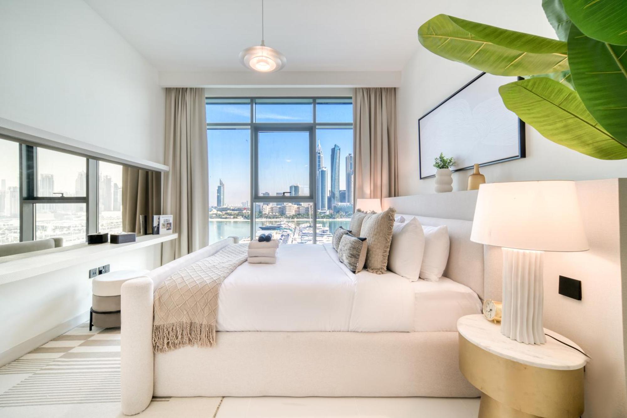 Seaside Splendor: Luxe Retreat At Emaar Beachfront Dubai