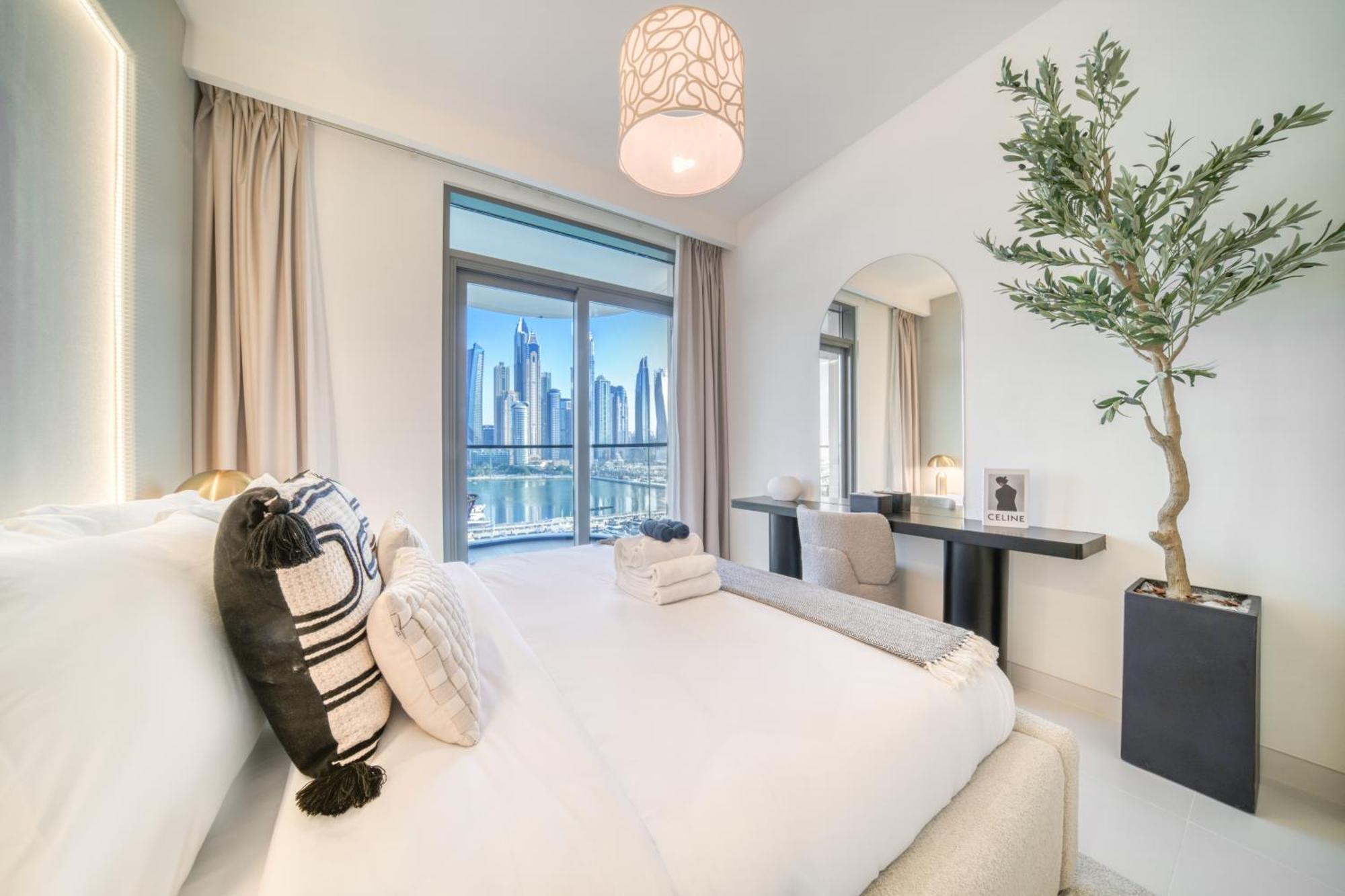 Seaside Splendor: Luxe Retreat At Emaar Beachfront Apartment