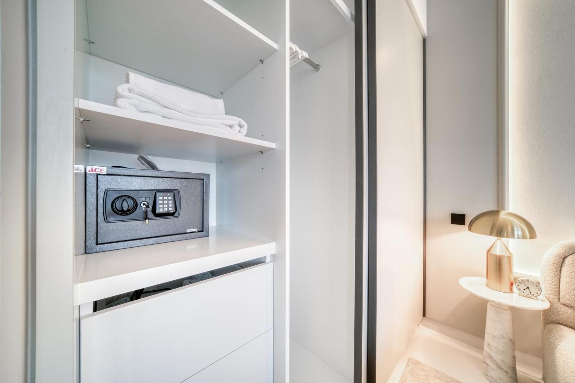 Seaside Splendor: Luxe Retreat At Emaar Beachfront Apartment *