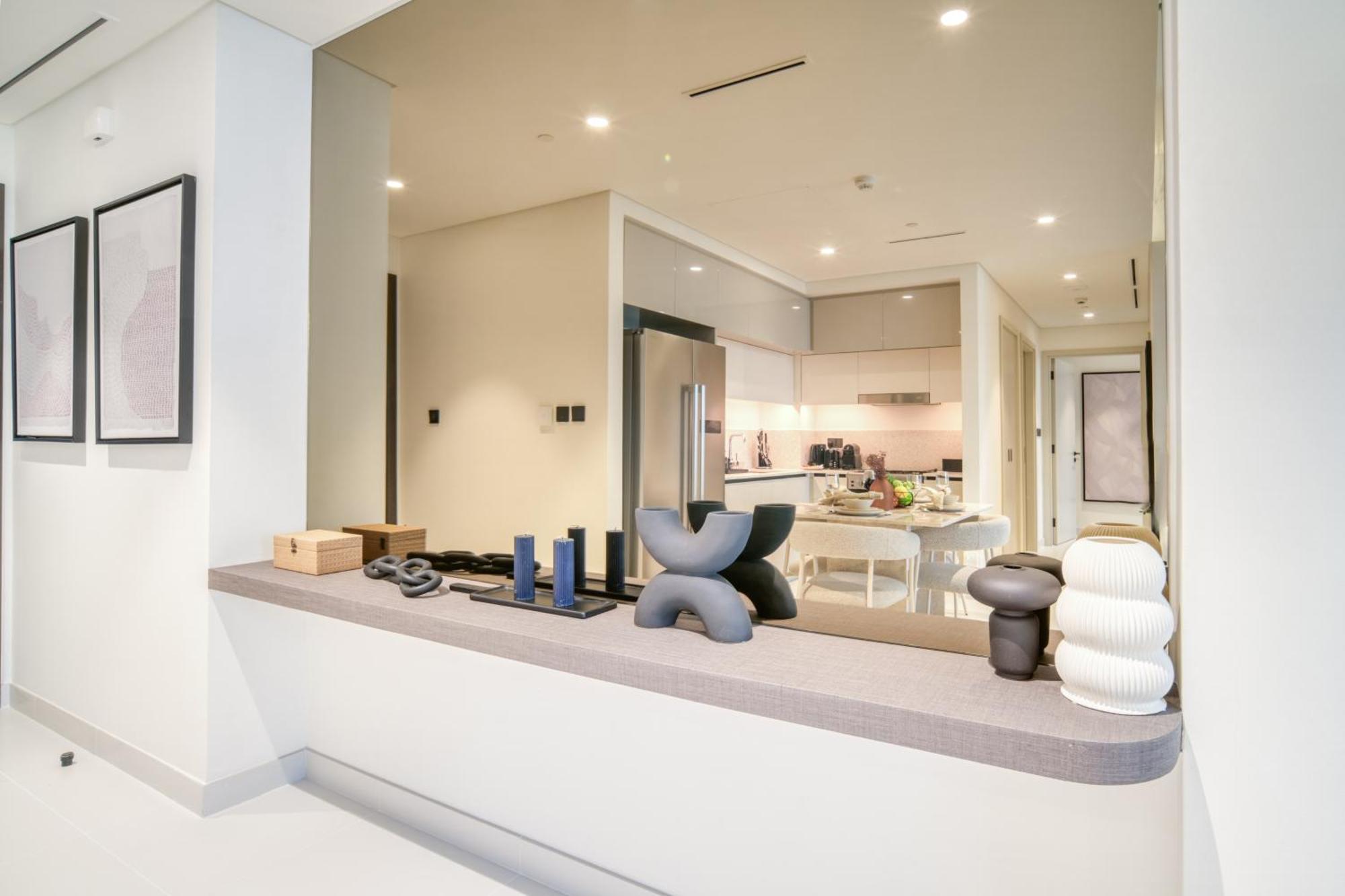 Seaside Splendor: Luxe Retreat At Emaar Beachfront Dubai