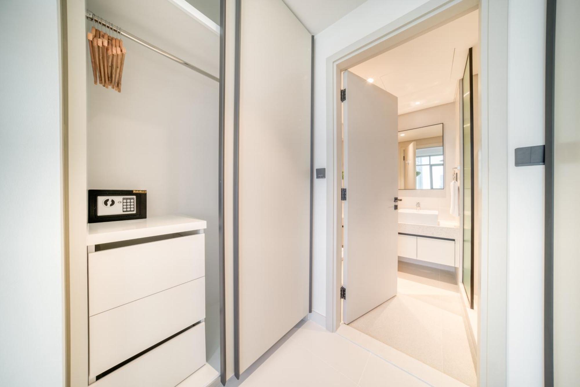 Seaside Splendor: Luxe Retreat At Emaar Beachfront