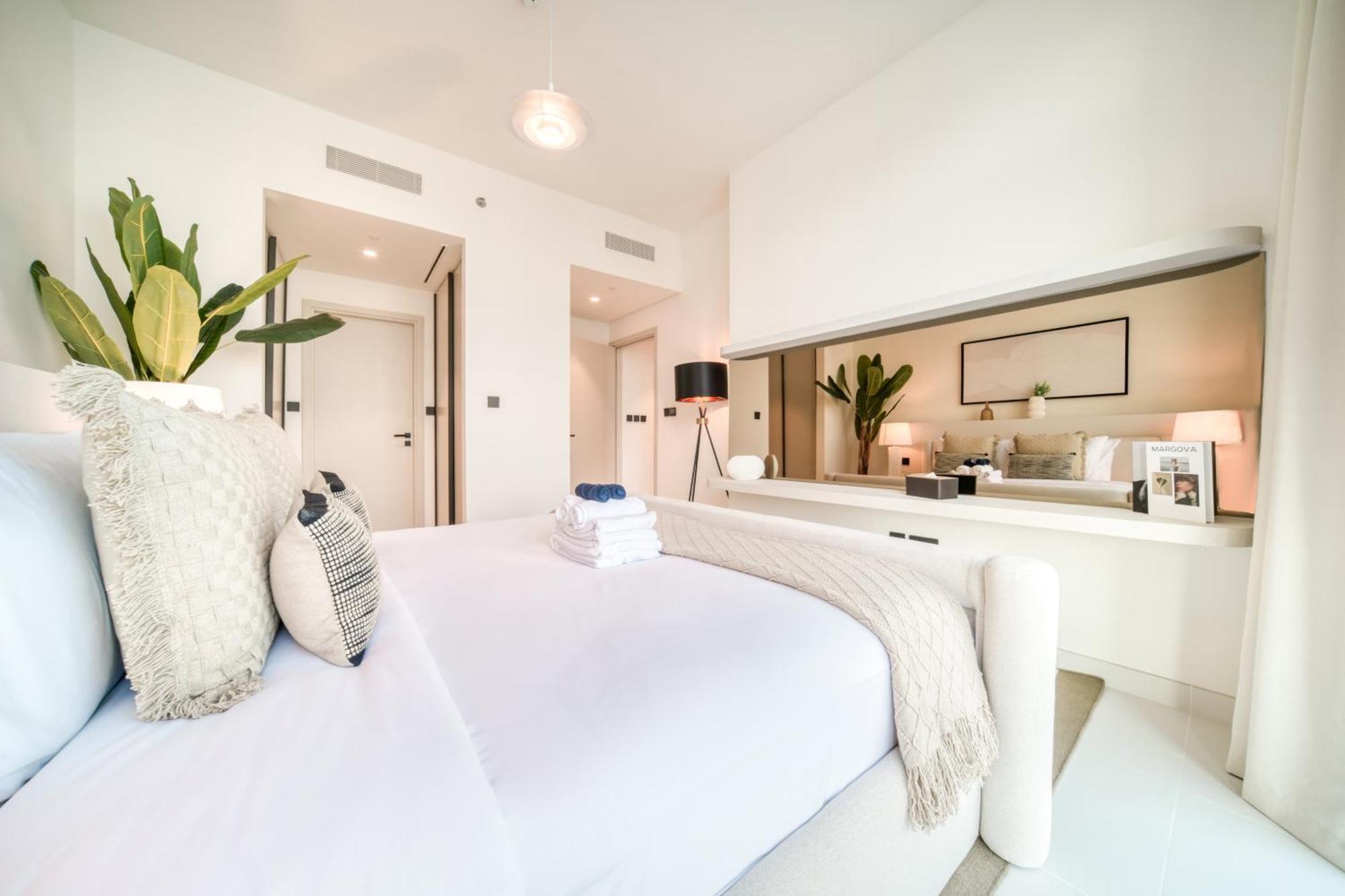 Seaside Splendor: Luxe Retreat At Emaar Beachfront Apartment *