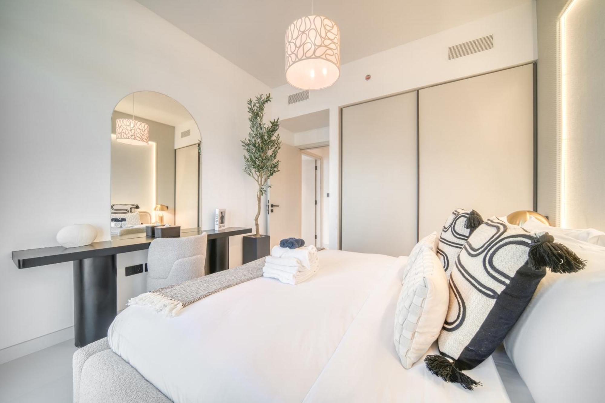 Apartment Seaside Splendor: Luxe Retreat At Emaar Beachfront