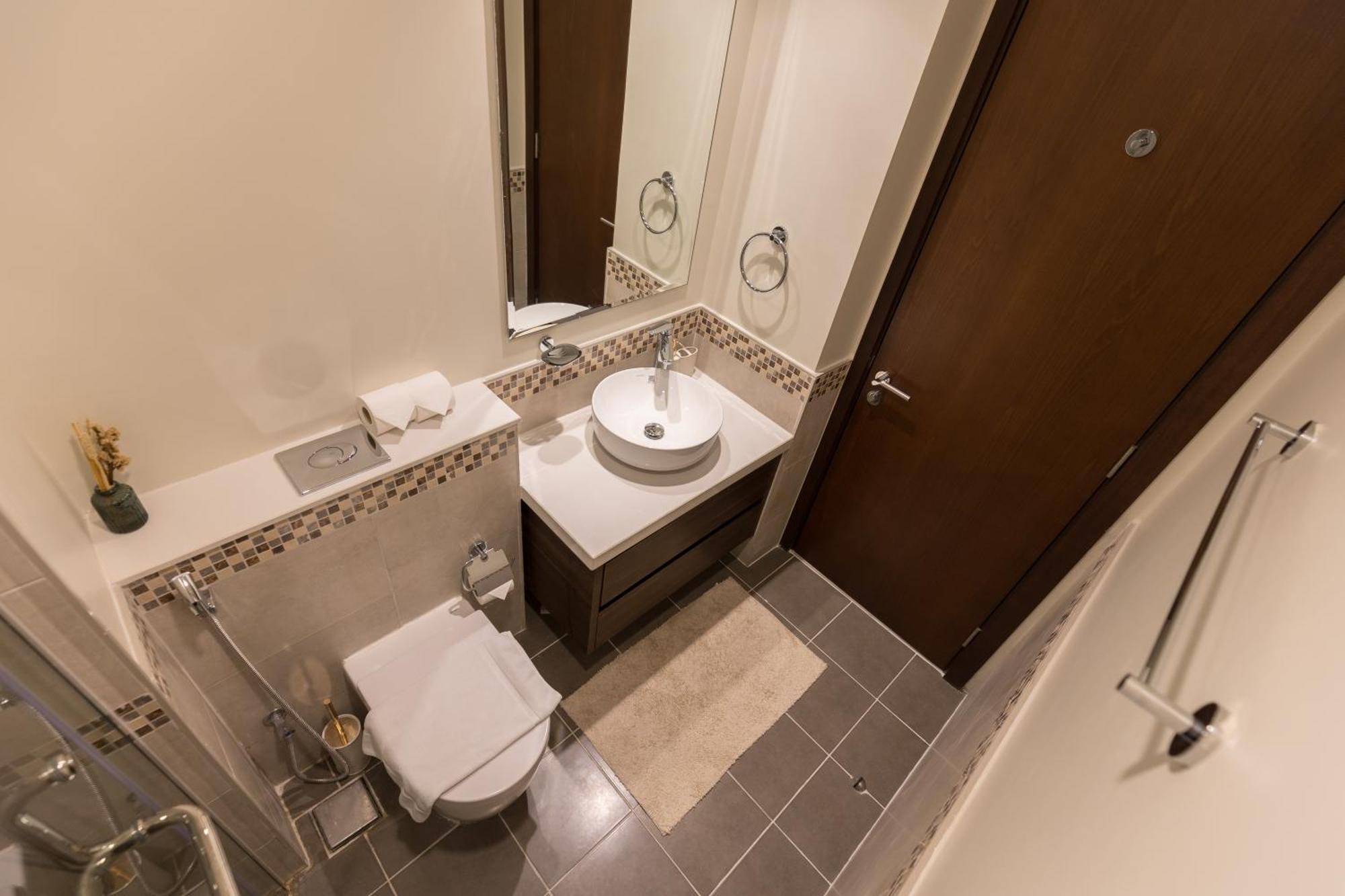 Business Bay Gem1 Bd With Scenic Canal Views Dubai