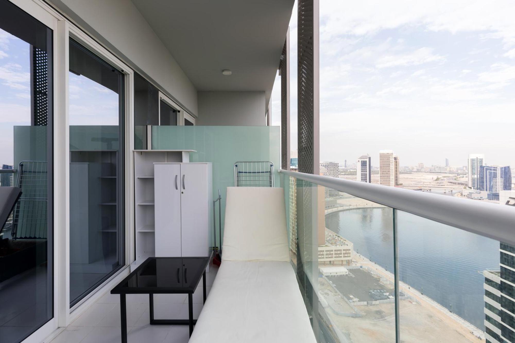 Business Bay Gem1 Bd With Scenic Canal Views Dubai