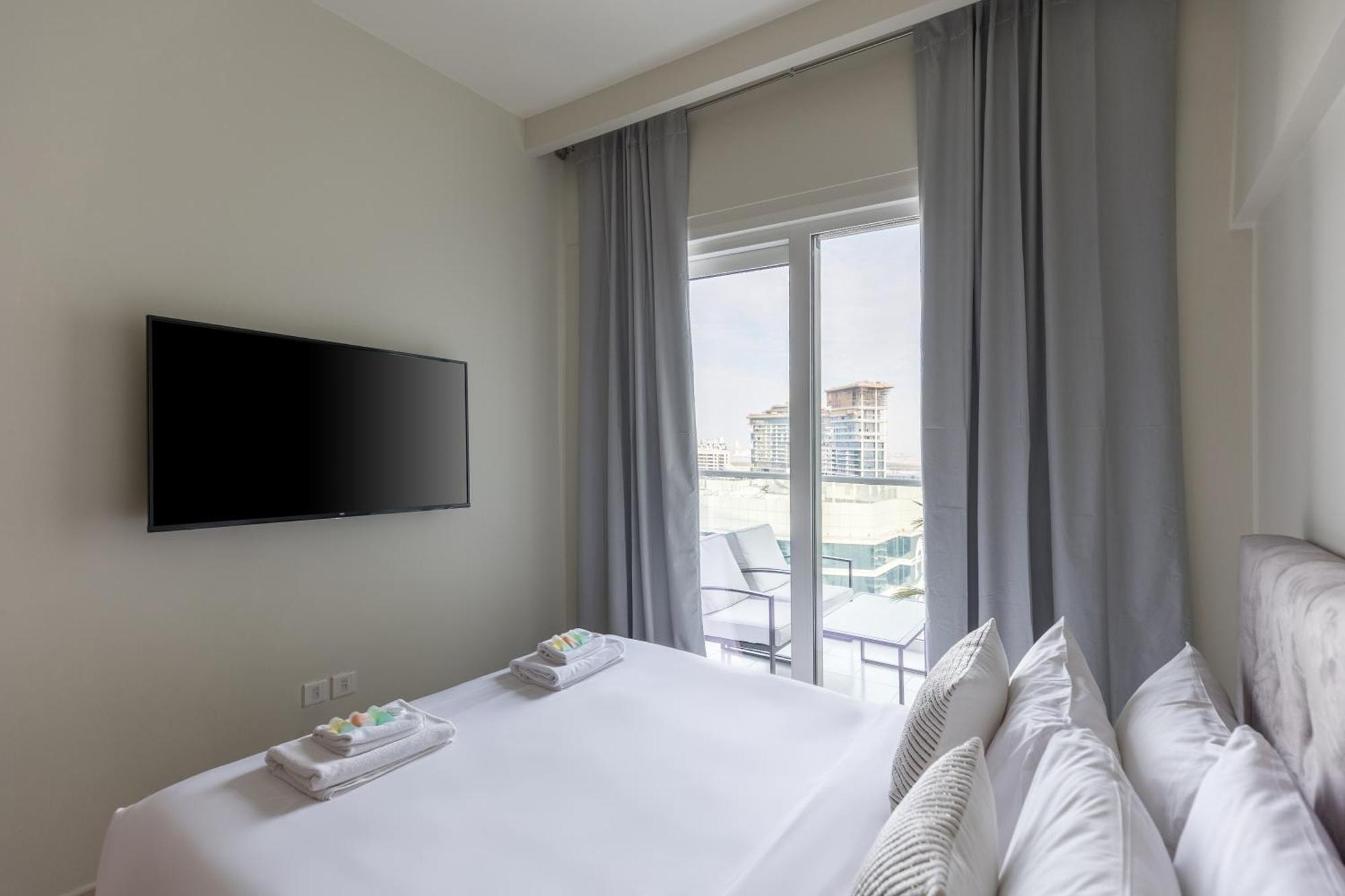 Apartment Business Bay Gem1 Bd With Scenic Canal Views *