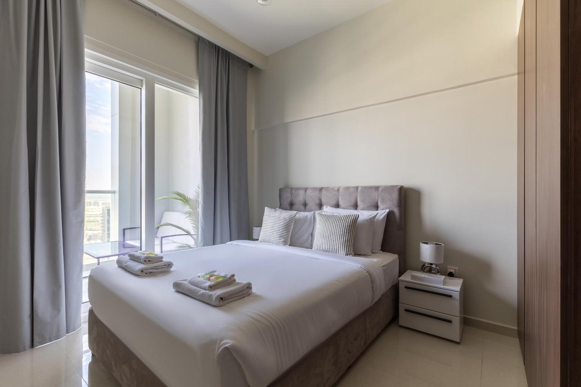 Business Bay Gem1 Bd With Scenic Canal Views
