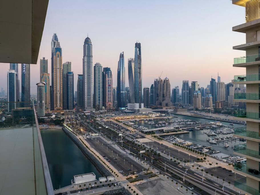First Class 3br With Marina & Palm View * Dubai