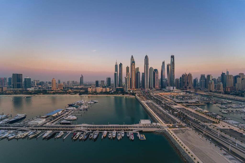 First Class 3br With Marina & Palm View Apartment *