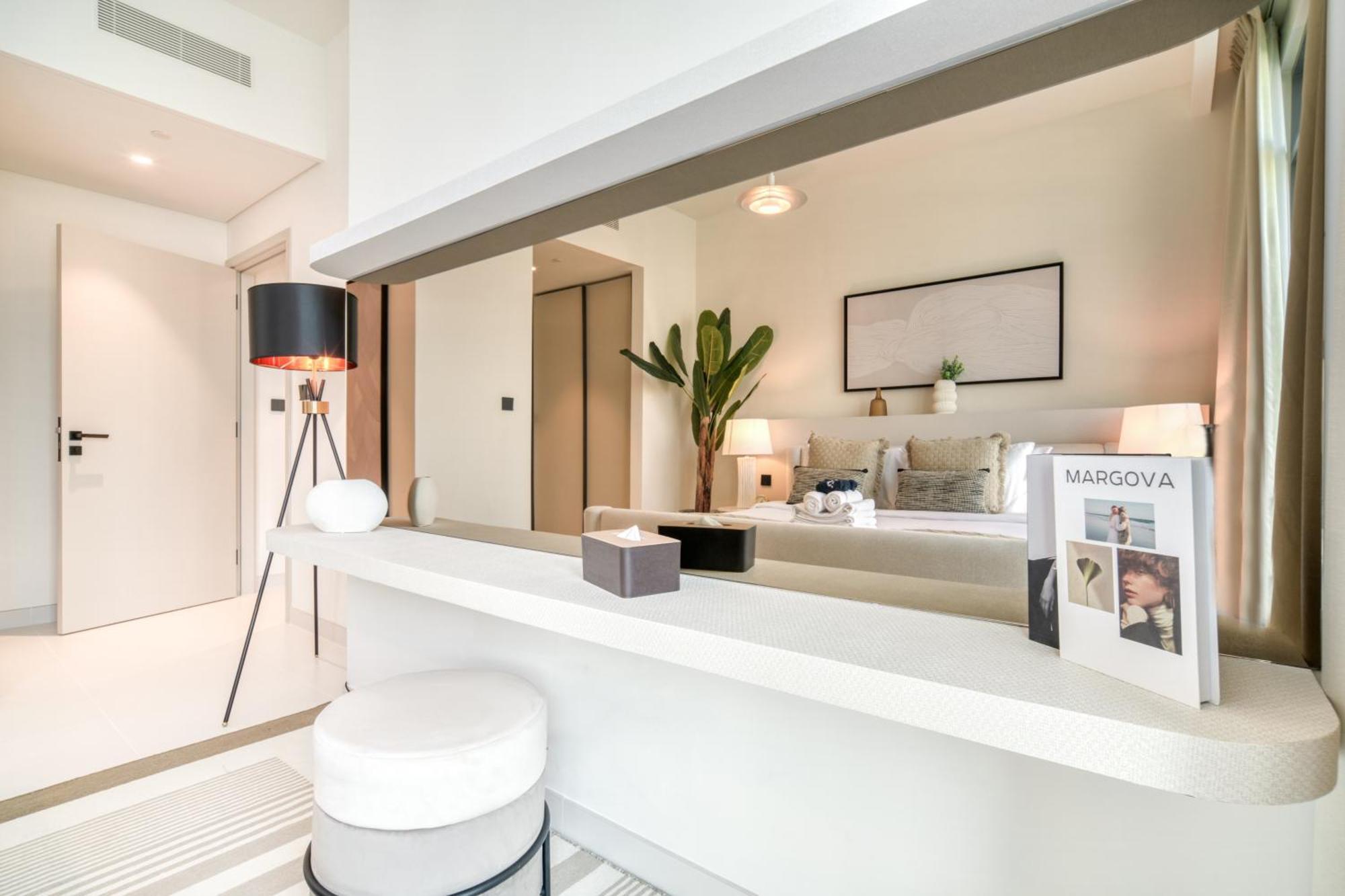 Seaside Splendor: Luxe Retreat At Emaar Beachfront *