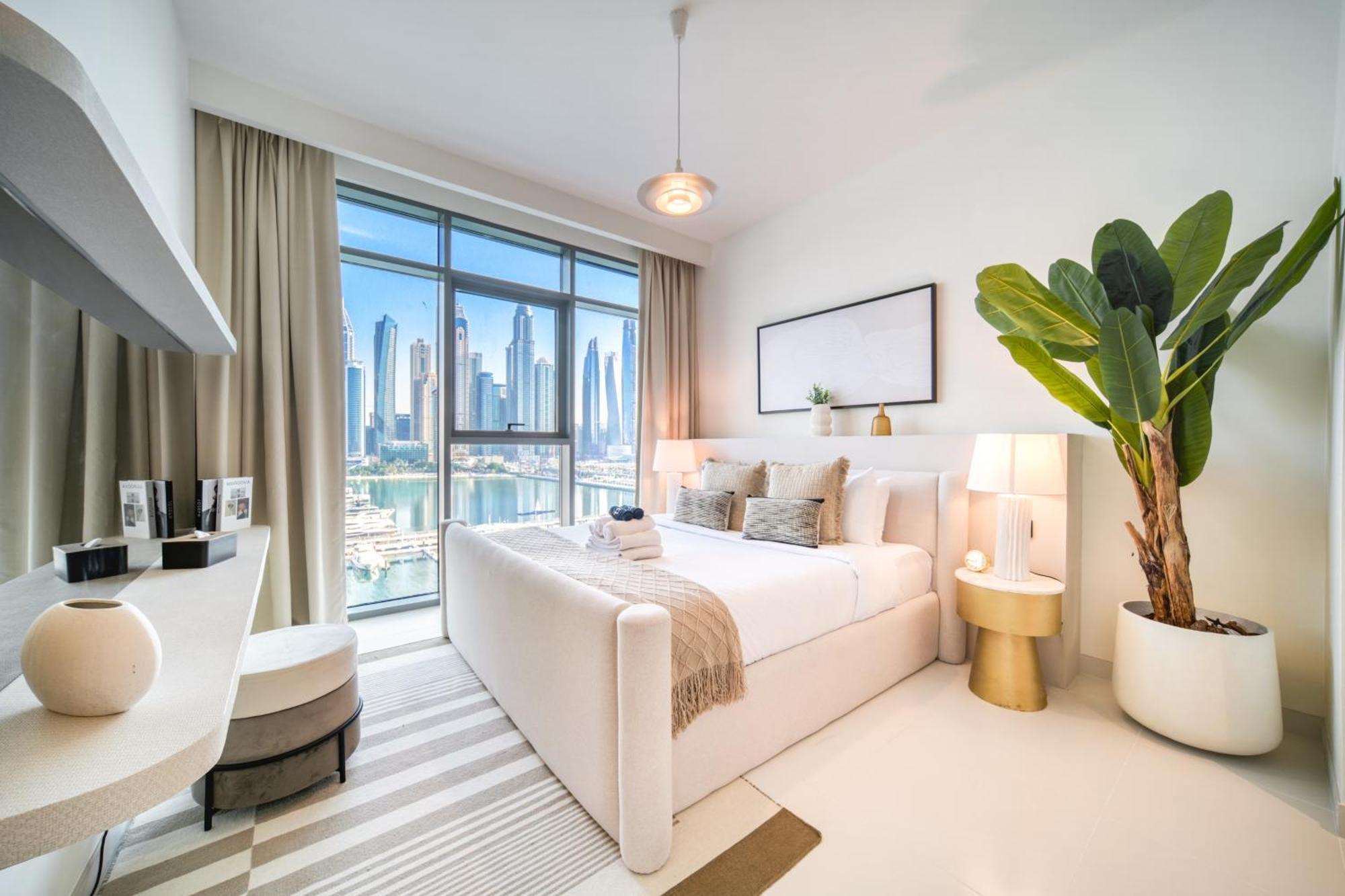 Seaside Splendor: Luxe Retreat At Emaar Beachfront Apartment