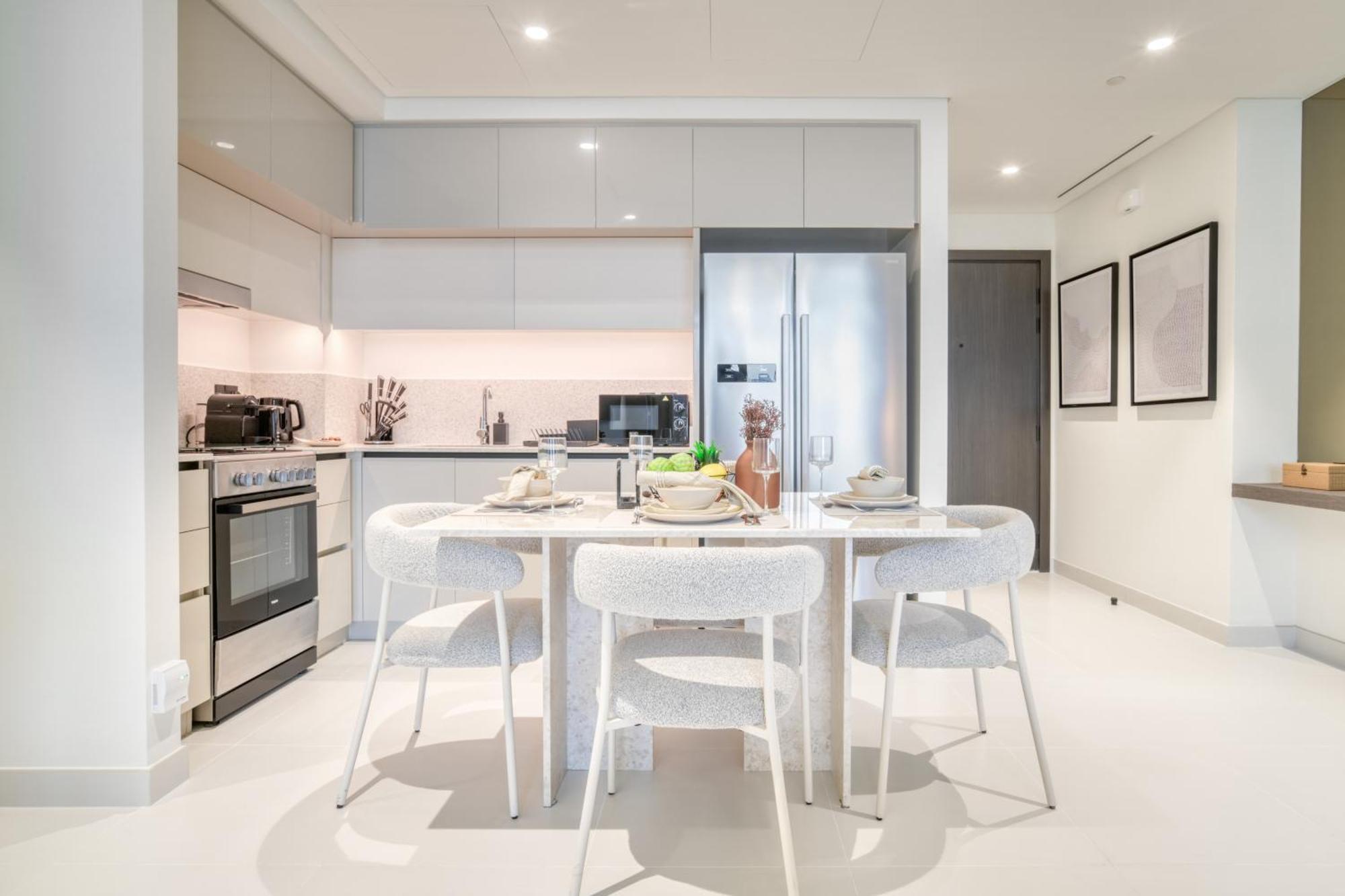 Seaside Splendor: Luxe Retreat At Emaar Beachfront Apartment