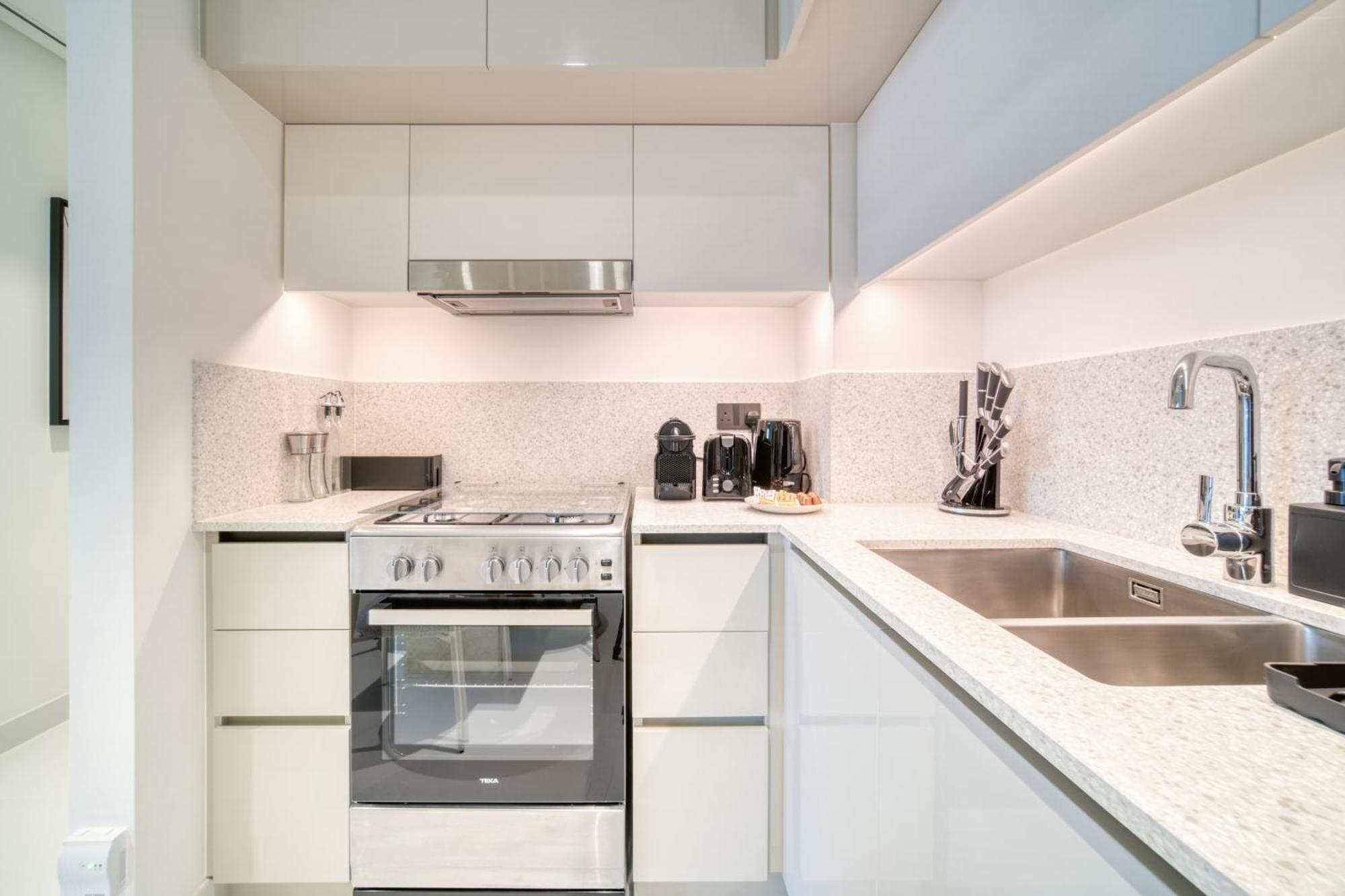 Seaside Splendor: Luxe Retreat At Emaar Beachfront Apartment