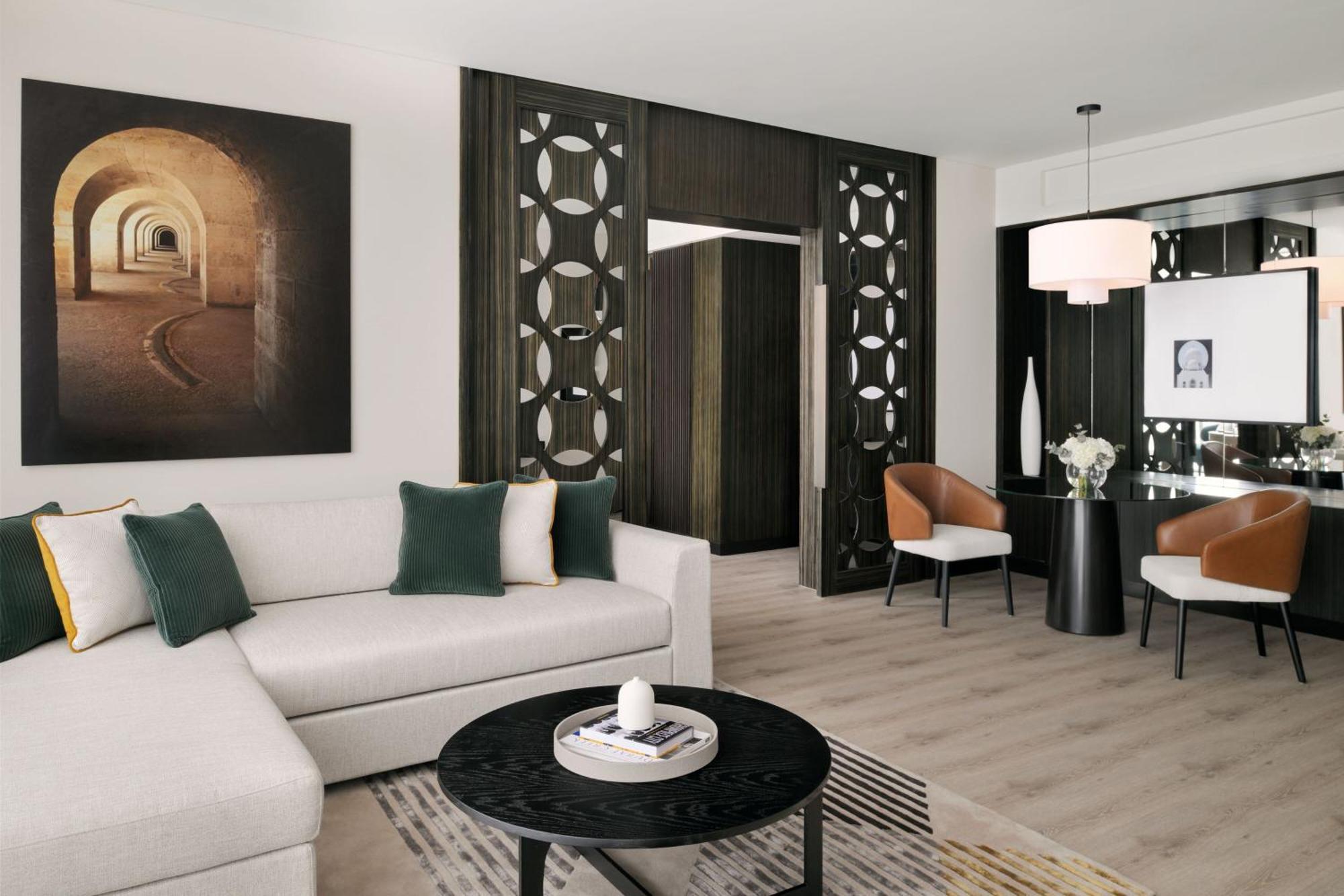 Sheraton Grand Hotel, Hotel