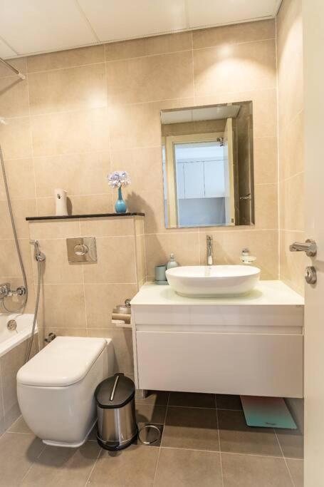 Stylish At Carson A, Damac Hills Apartment *
