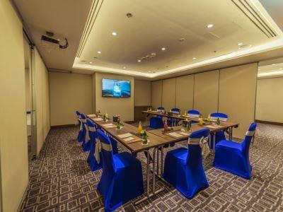 Hotel Mena Plaza Albarsha At The Mall