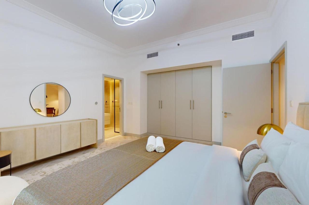 Trident Waterfront - Gorgeous Three Bedroom Apartment