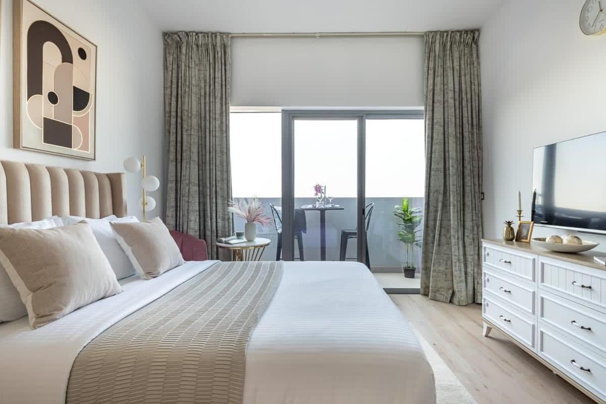 Frank Porter - Azizi Aura Apartment Dubai