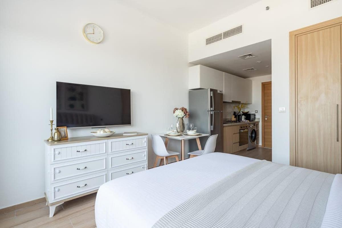 Frank Porter - Azizi Aura Apartment Dubai