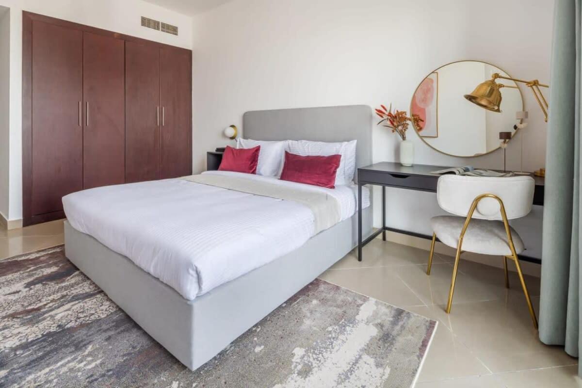 Frank Porter - Icon Tower 1 Apartment Dubai