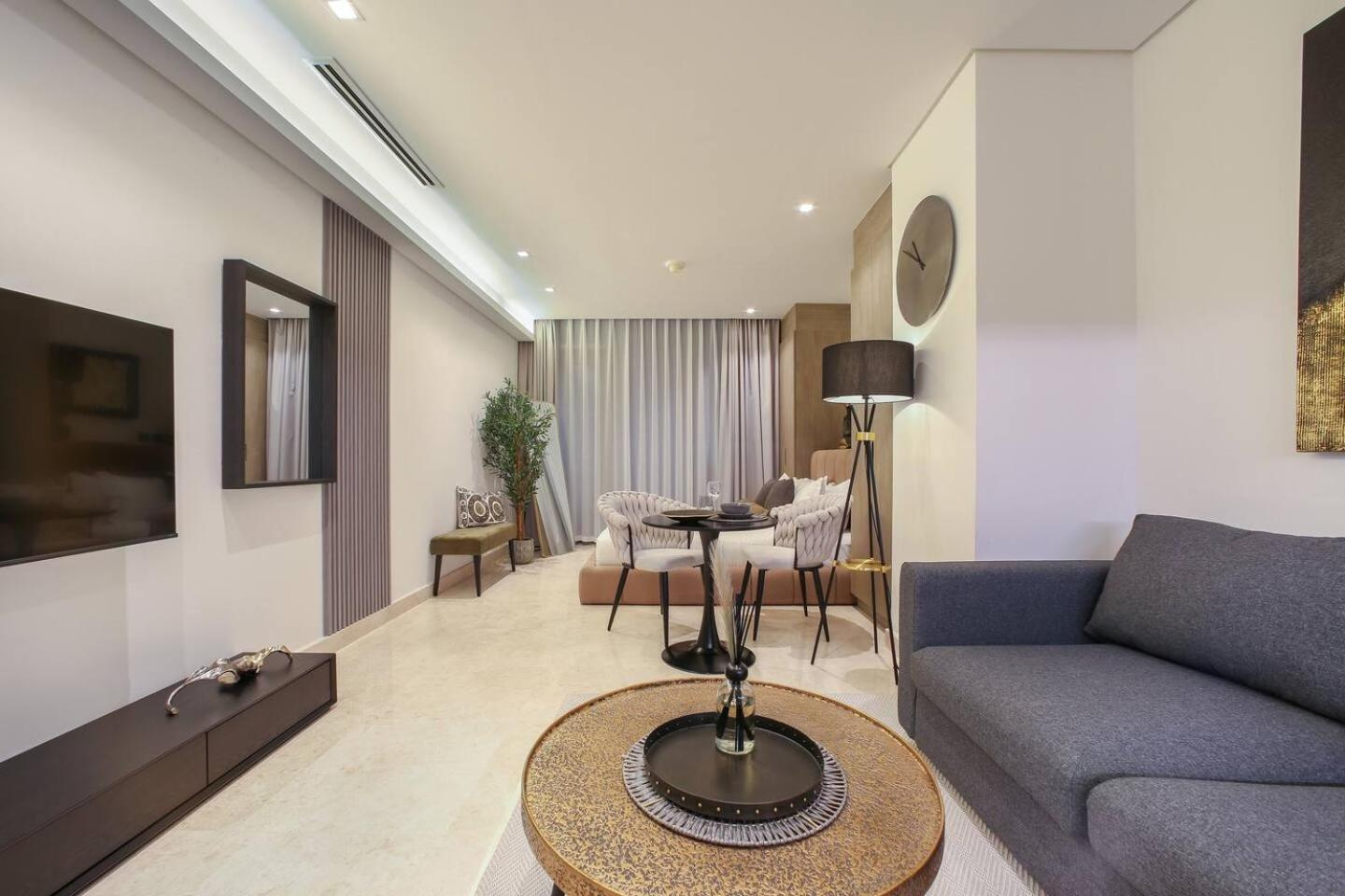 Apartment Voguish Studio! Walk To Burj Khalifasleeps 3! *