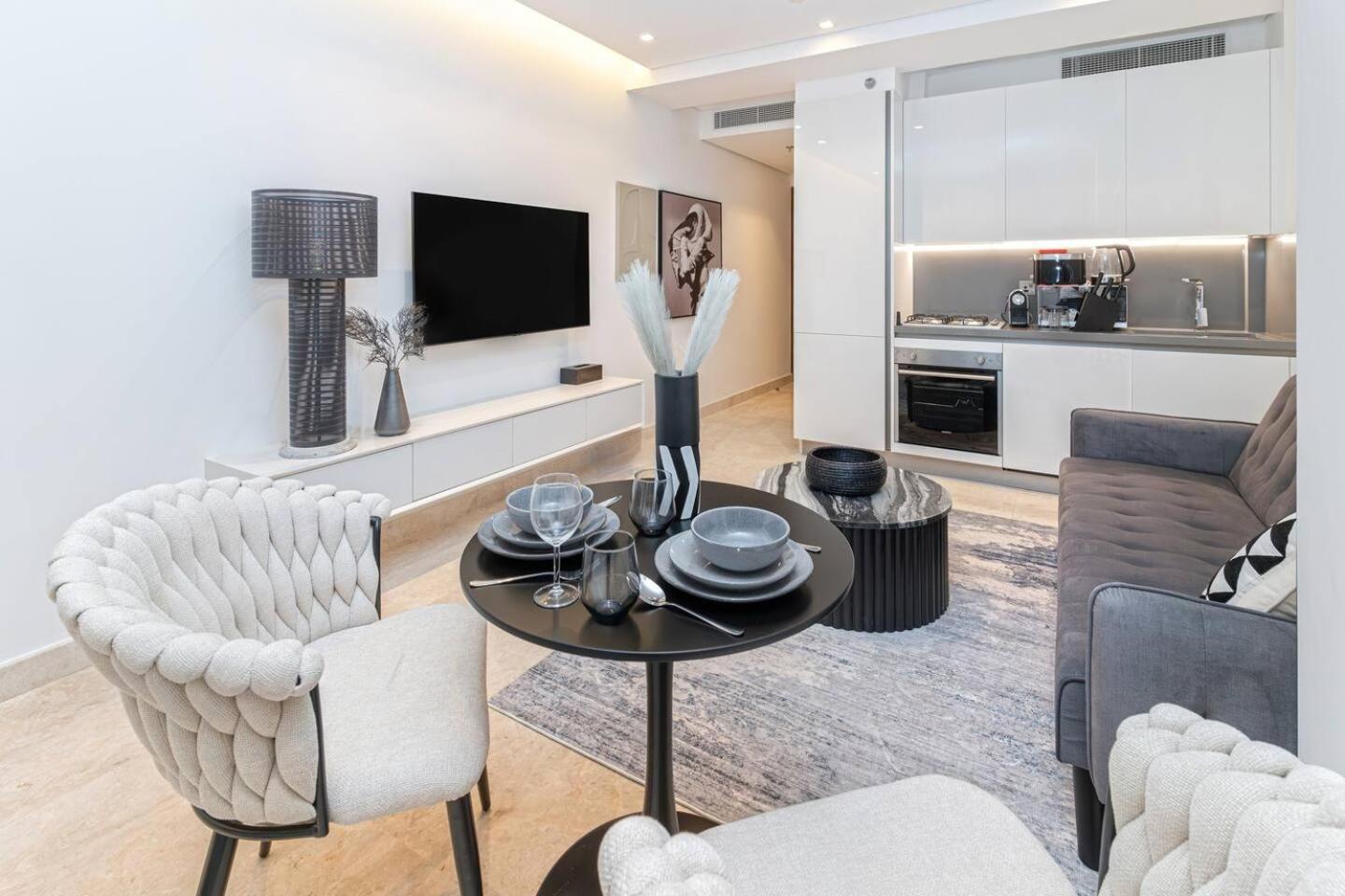 Trendy Studio! Walk To Burj Khalifasleeps 3! Apartment