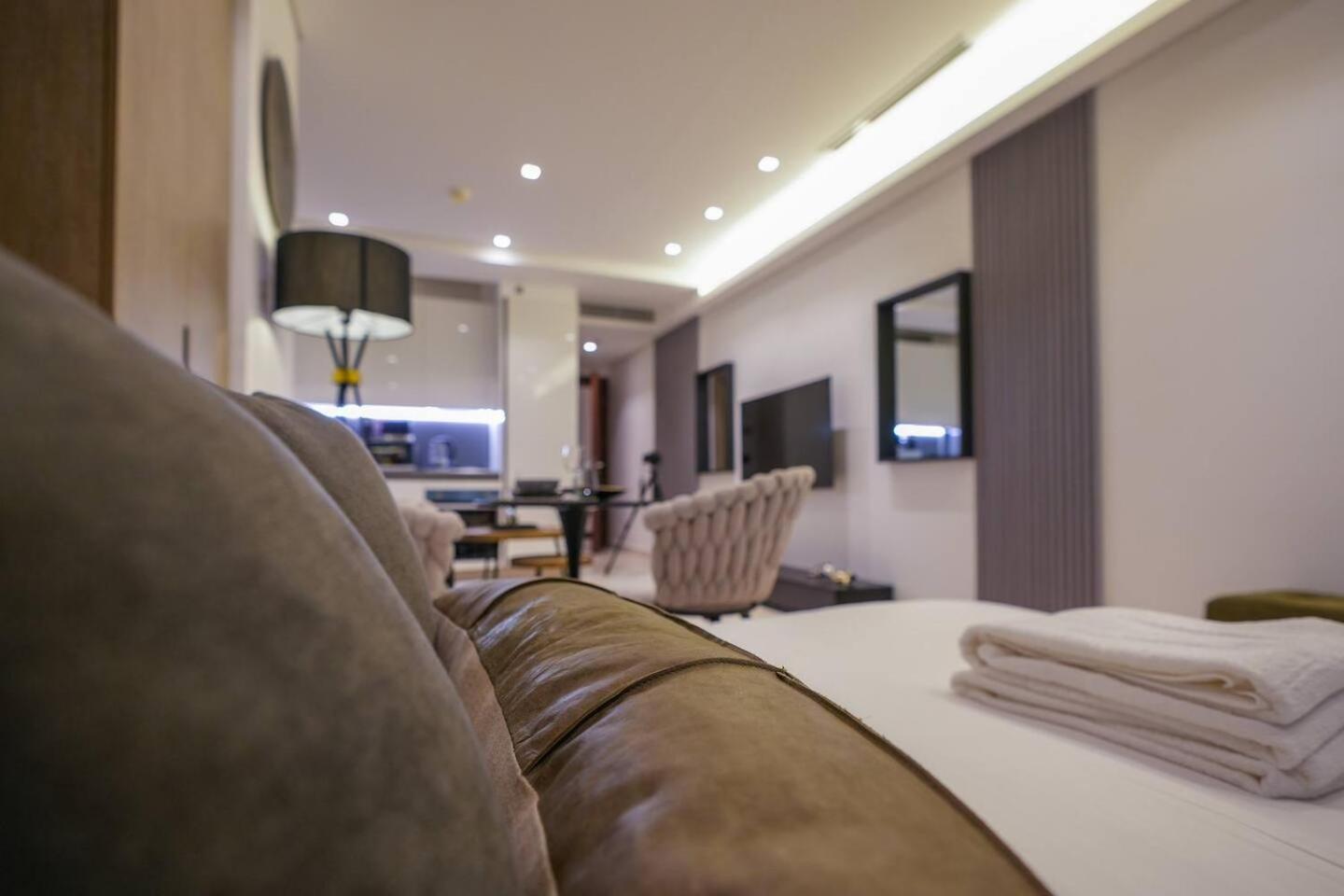 Apartment Voguish Studio! Walk To Burj Khalifasleeps 3! *