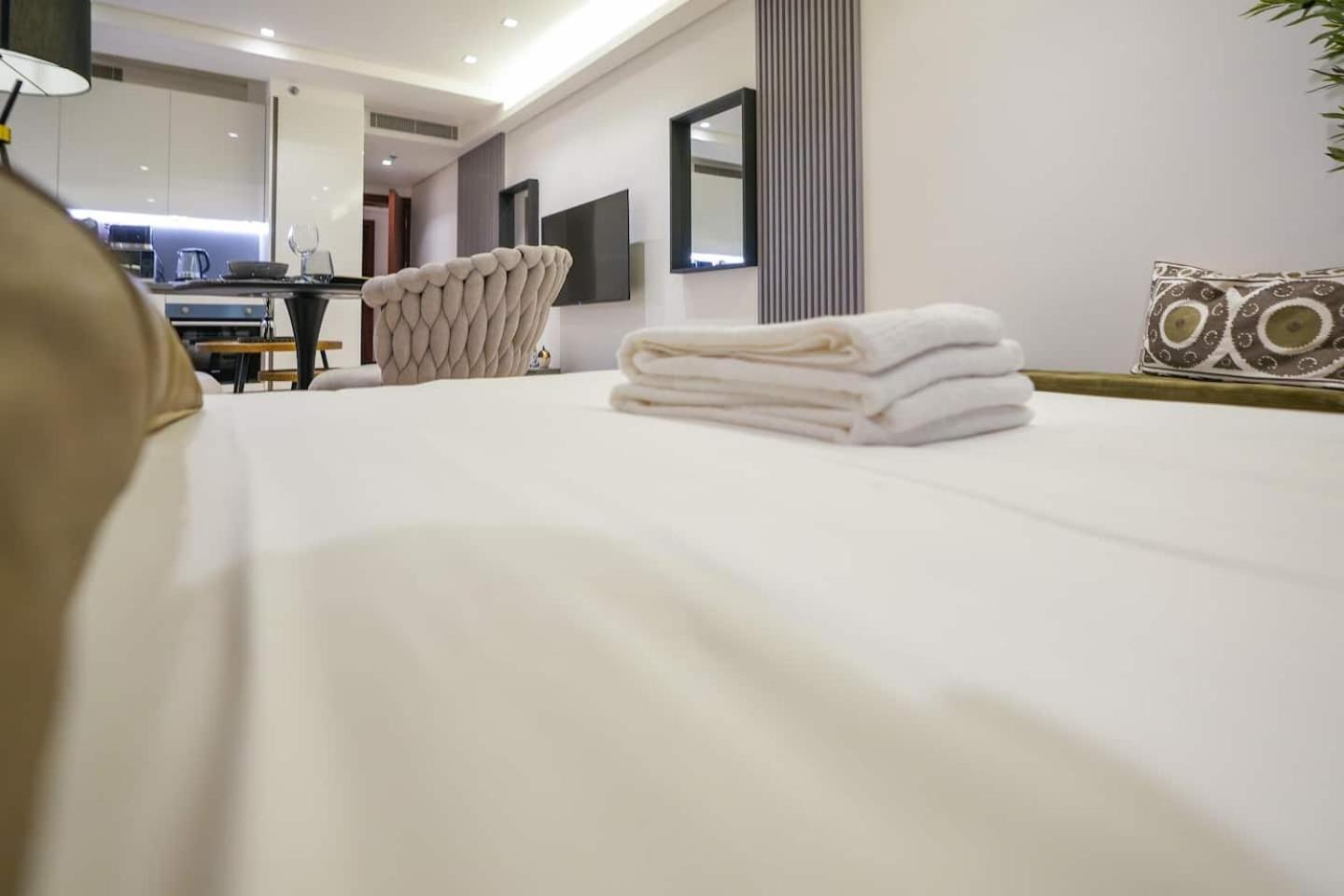 Apartment Voguish Studio! Walk To Burj Khalifasleeps 3!