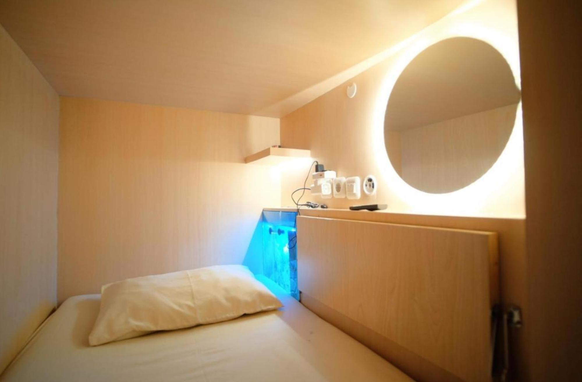 Hostel Honeycomb Capsule Near Burjuman And Sharaf Dg Metro Dubai