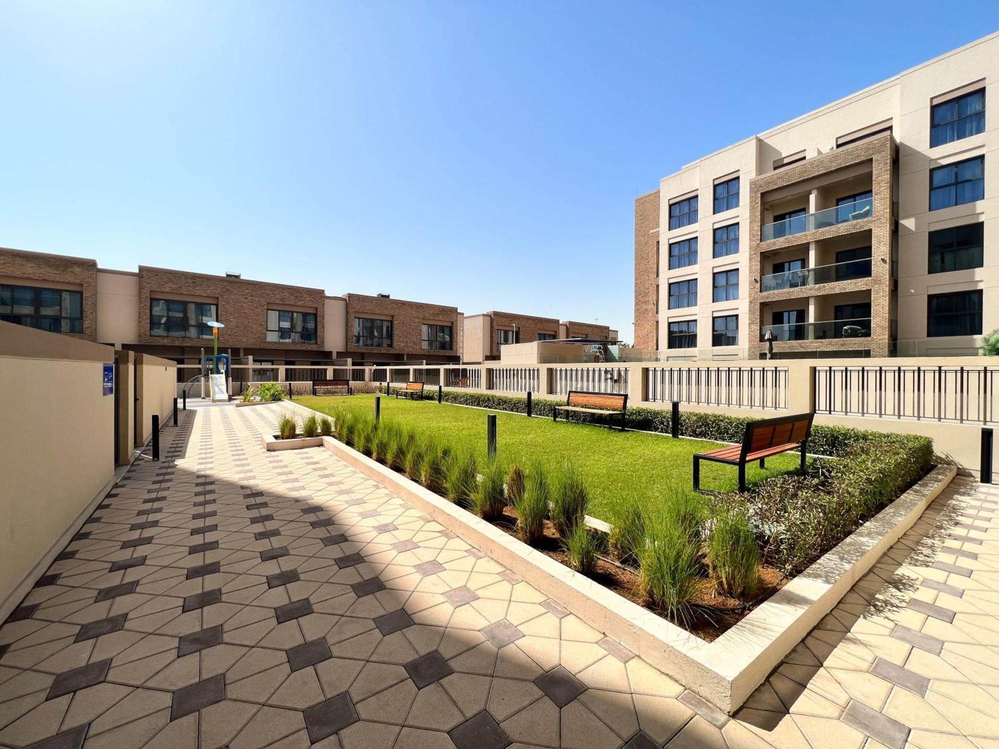 Frank Porter - Eleganz 5 By Danube Apartment