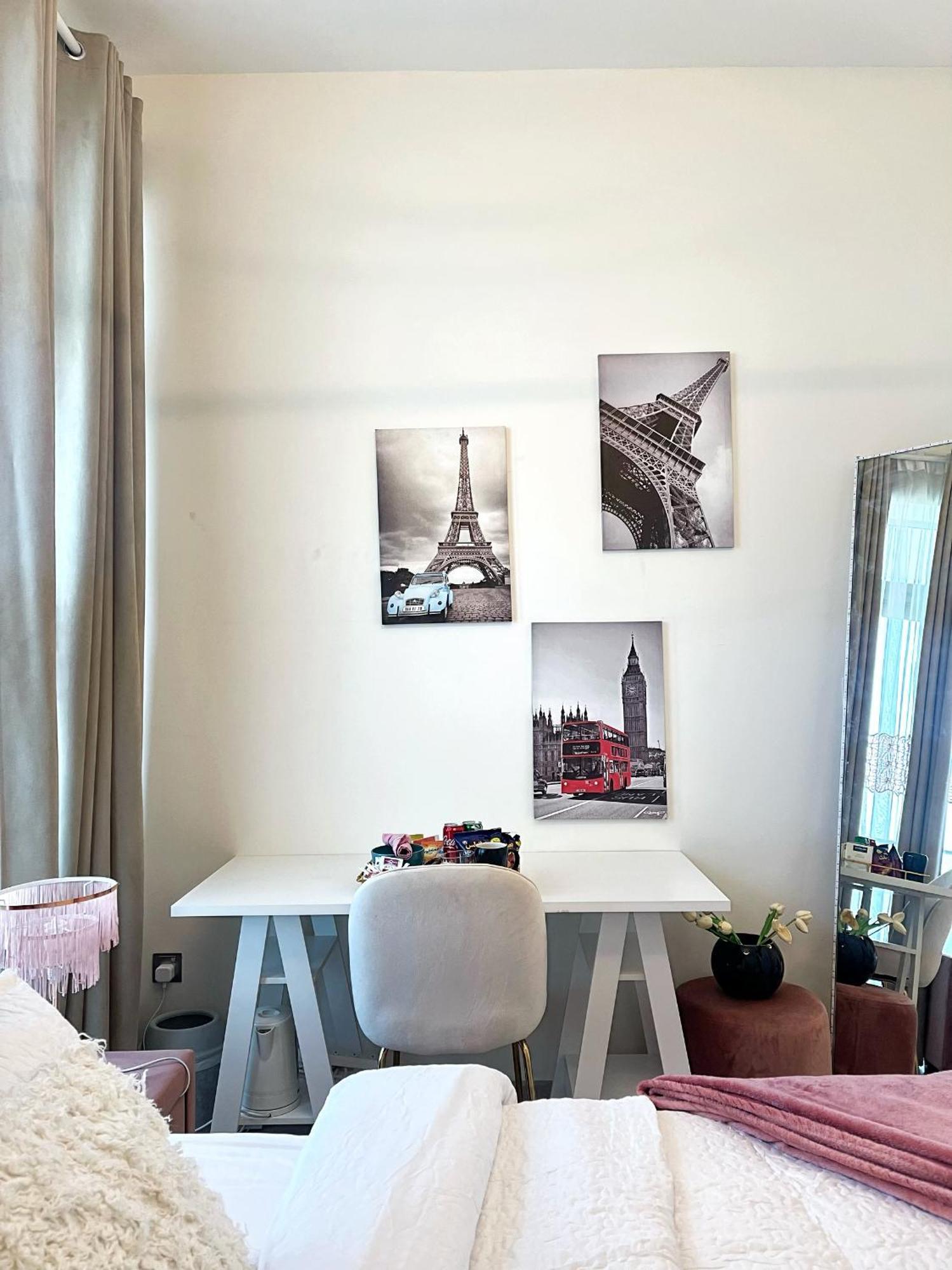 Burj Khalifa View Ensuite King Bedroom In A 2 Bedroom Mall 8mins Apartment