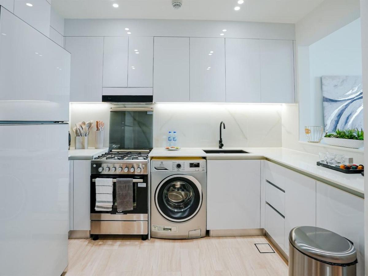 Stylish Jvc 1 Bedroom Sanctuary *