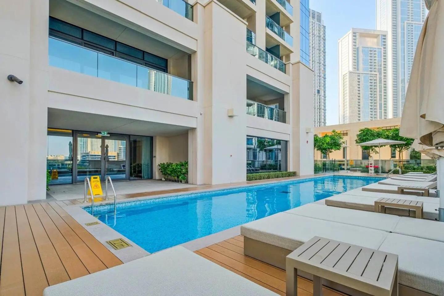 Downtown 2br In Act Towers Near Burj Khalifa Apartment *