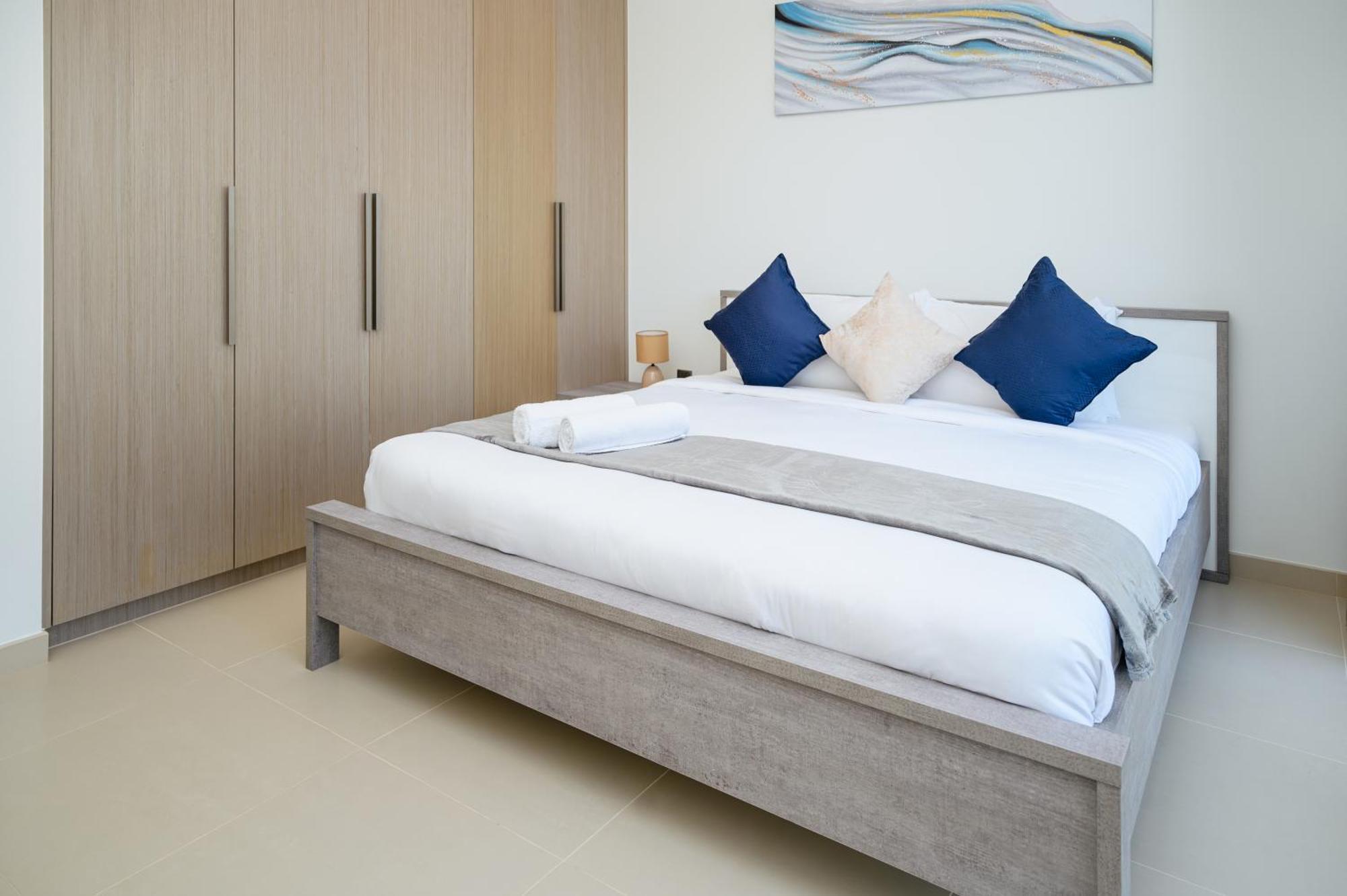 Downtown 2br In Act Towers Near Burj Khalifa Apartment