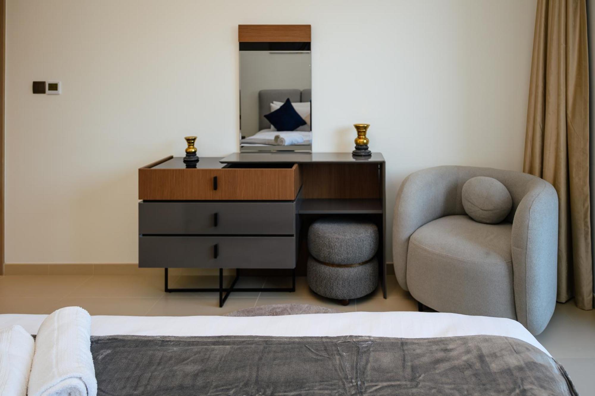 Apartment Downtown 2br In Act Towers Near Burj Khalifa Dubai