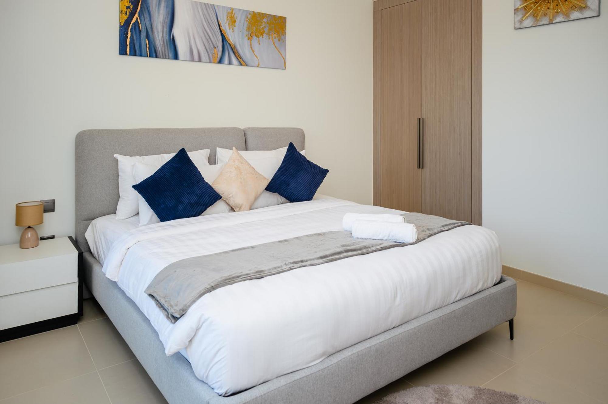Downtown 2br In Act Towers Near Burj Khalifa Dubai