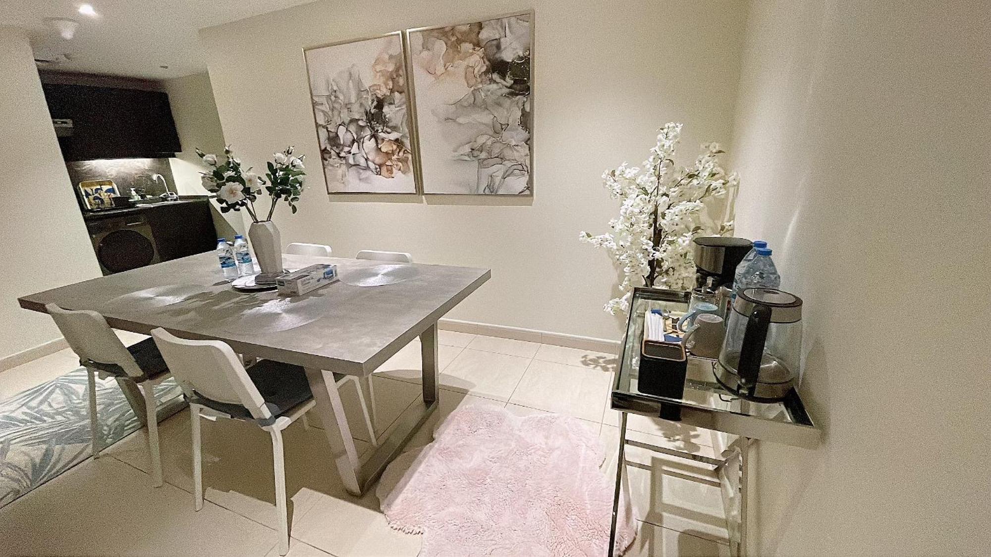 Bright & Cozy 1 Bedroom Canal View In Marina * Dubai