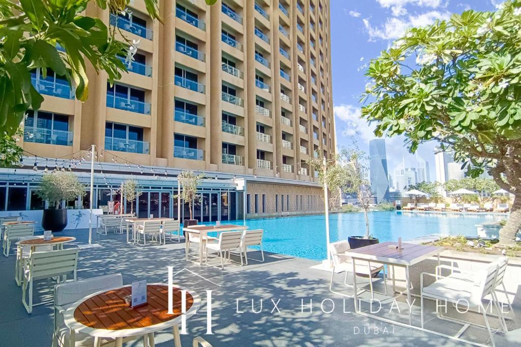 Lux The Emaar Fashion Avenue 2 *