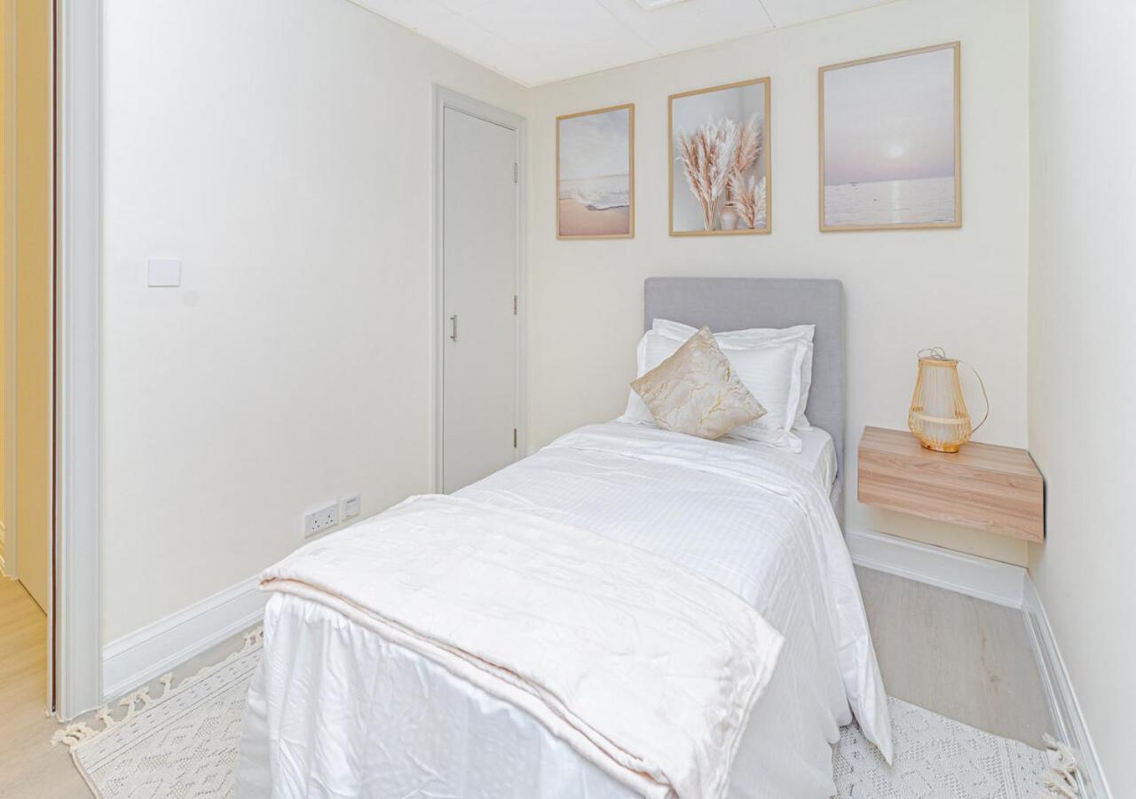 Savis Home- Stunning & Vibrant Marina Apartment