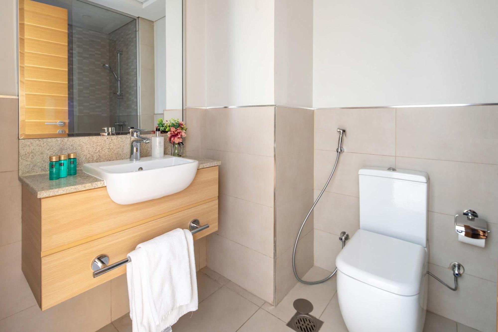 Frank Porter - Azizi Aura Apartment Dubai