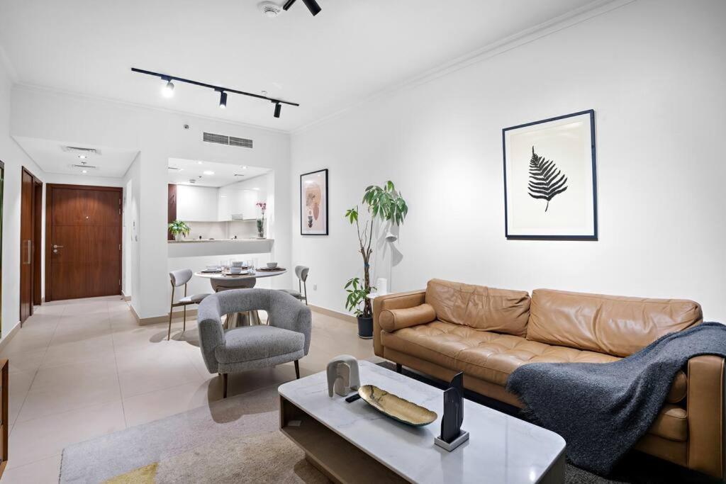 First Class 1br Iconic Cityscape Haven Apartment Dubai