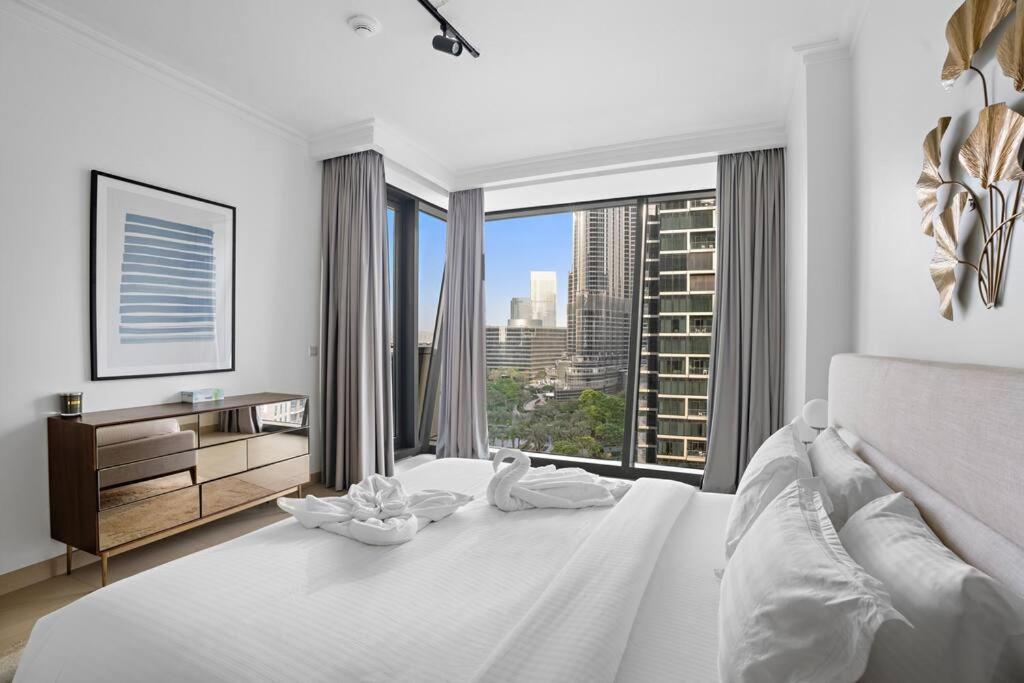 First Class 1br Iconic Cityscape Haven Apartment Dubai