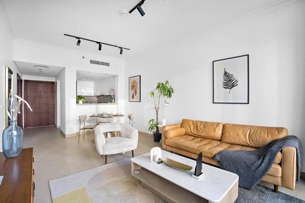 Apartment First Class 1br Iconic Cityscape Haven