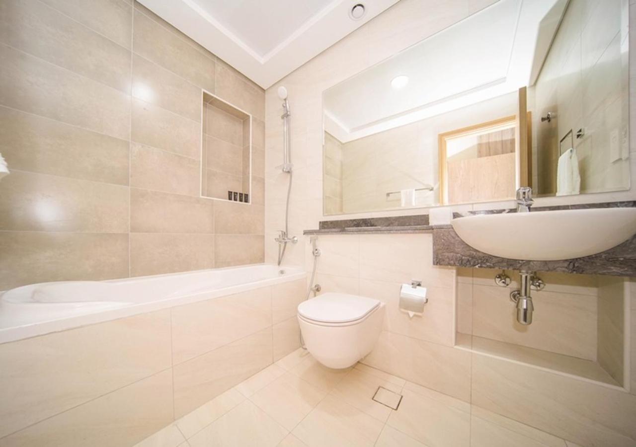 Apartment Elegant 2br View With Rooftop Pool The Bay *