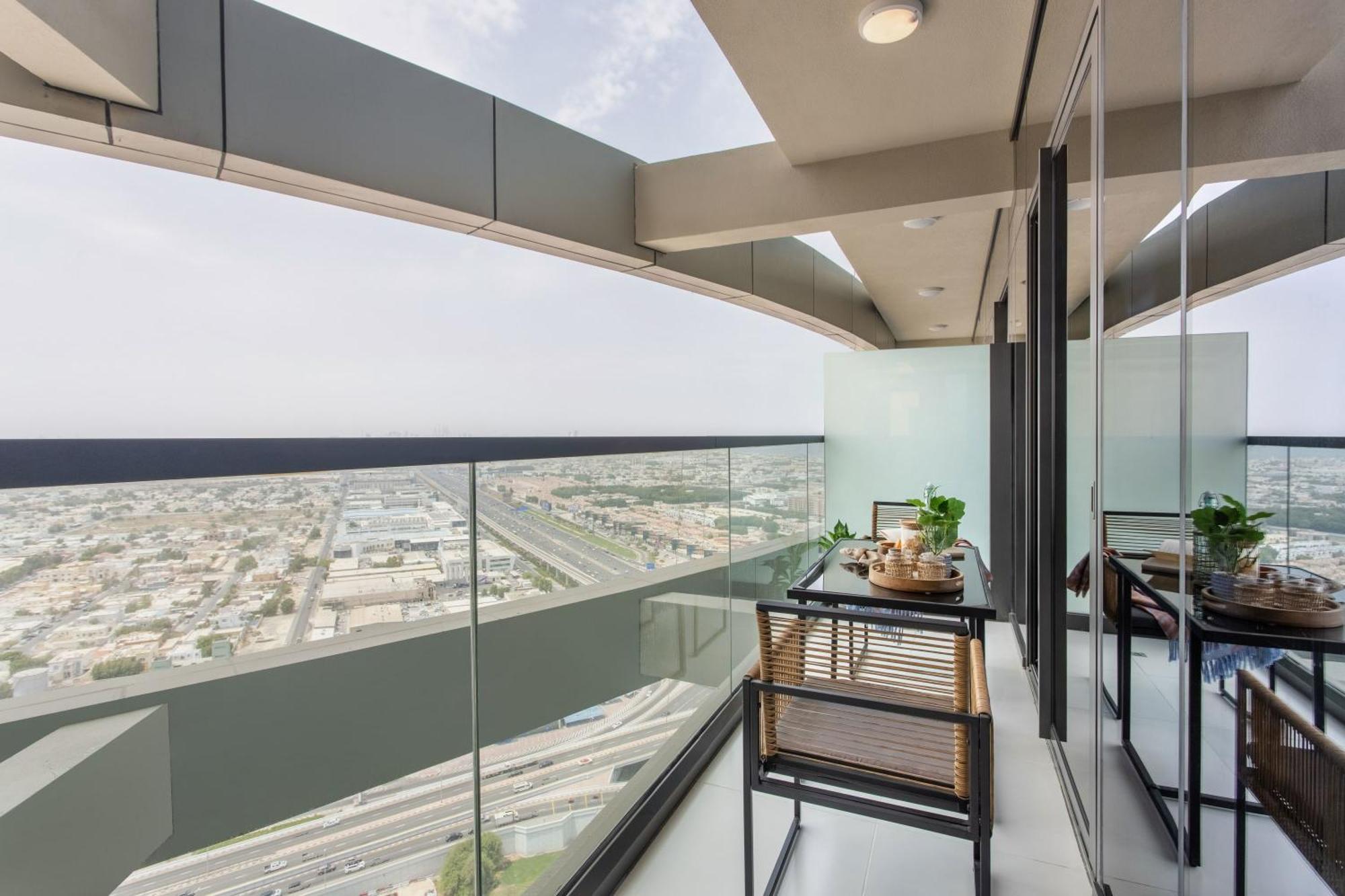 Frank Porter - Aykon Tower Apartment *