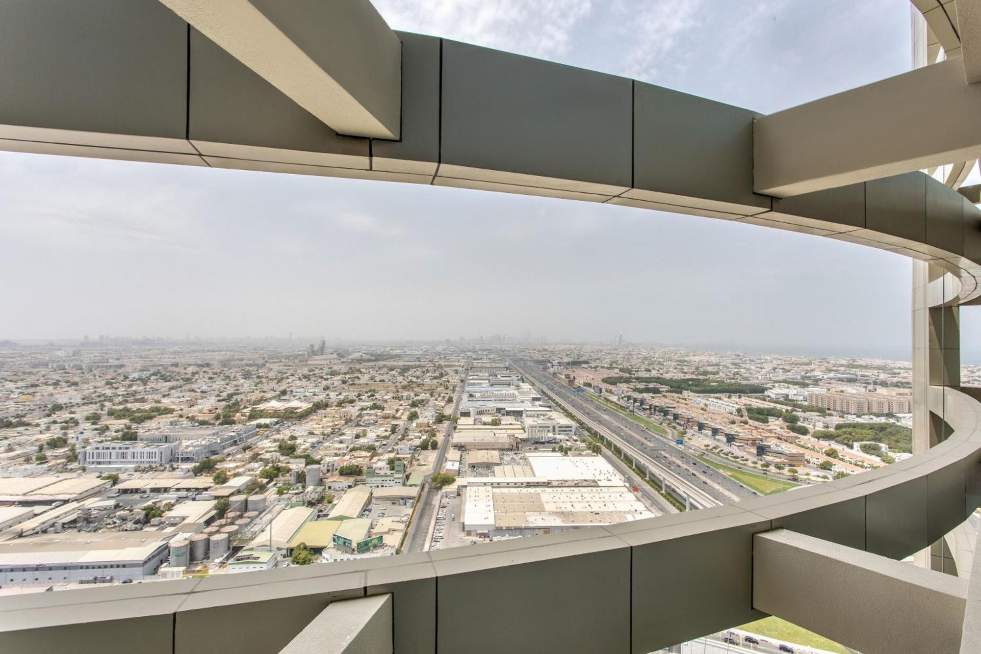 Frank Porter - Aykon Tower Apartment Dubai