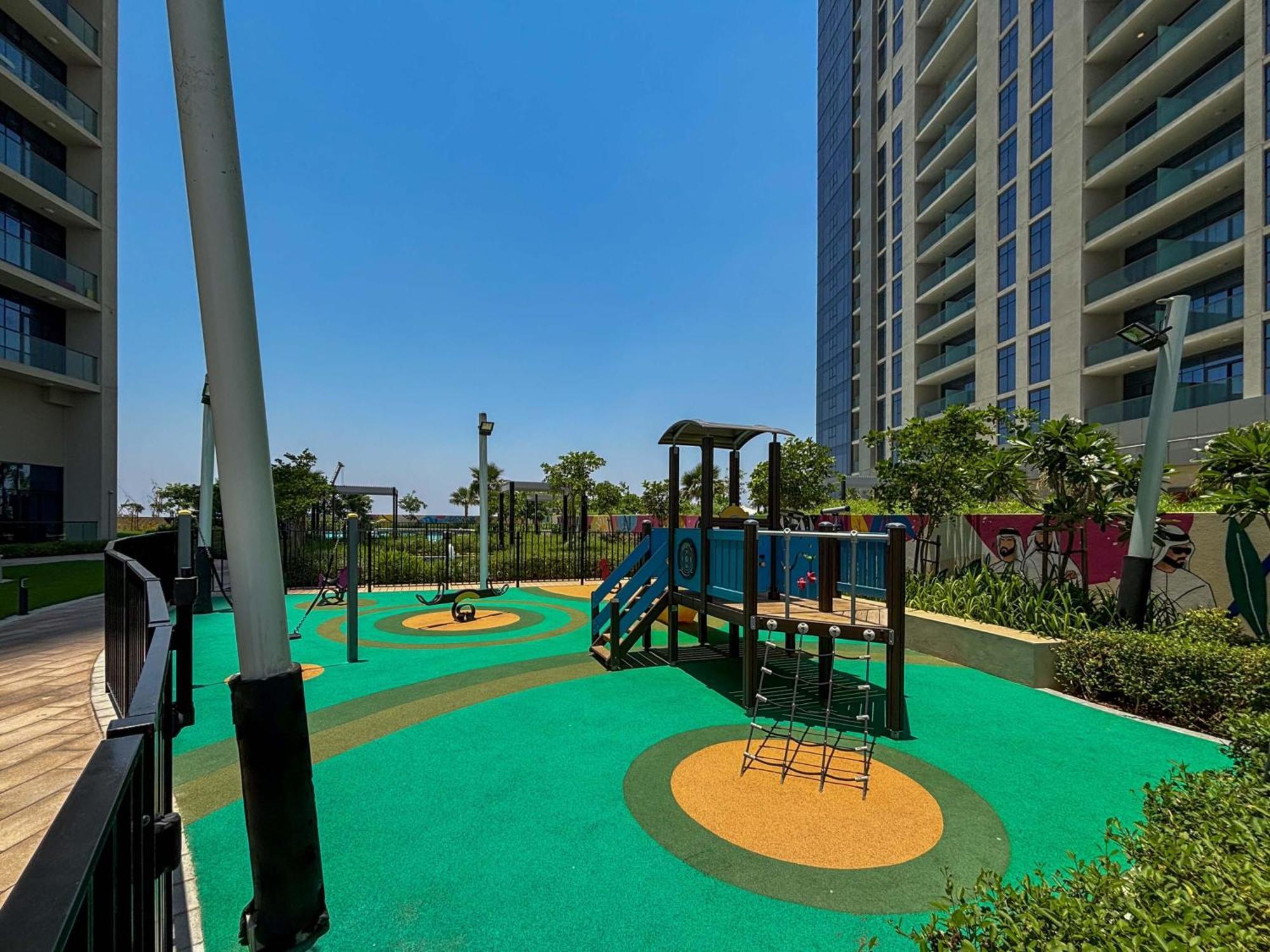Frank Porter - Aykon Tower Apartment
